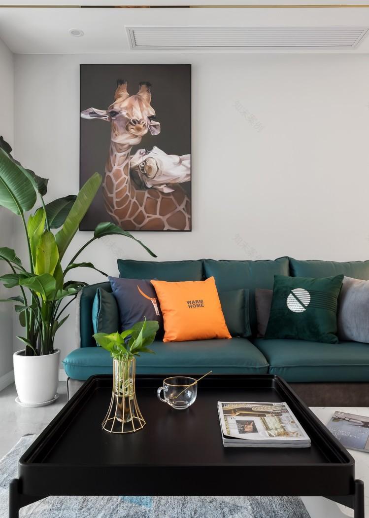 极简空间中的温润原木与神秘美感-1