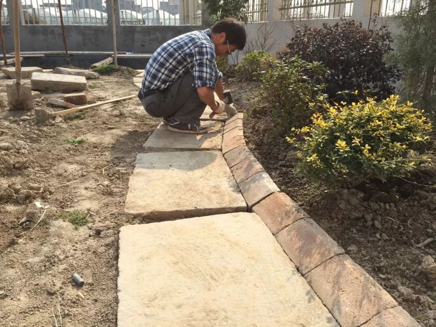 78岁爷爷改造荒废院子,为孙女建起一座花园-107