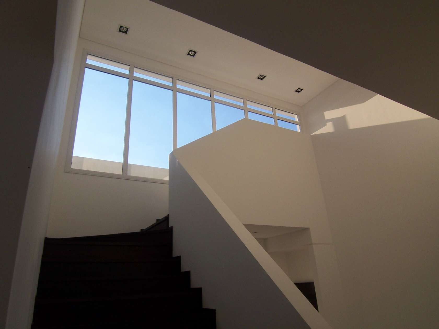 单色调湖畔别墅-13