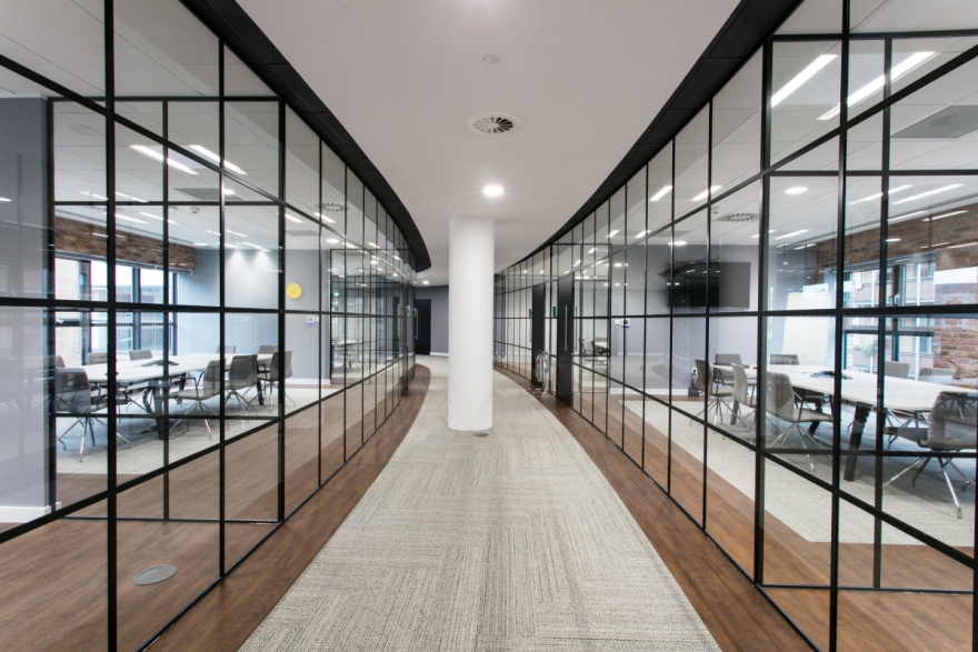 英伦金融公司 SunLife 现代办公室设计-16