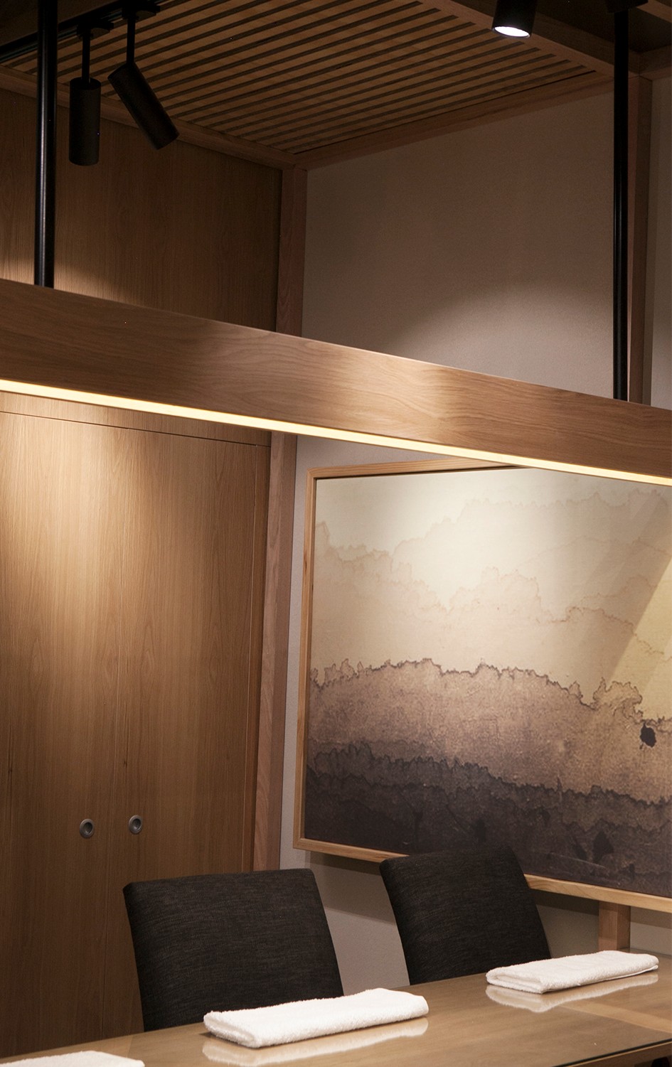 橡木环抱下的温暖 SPA 空间-4