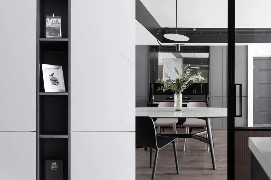 高级黑灰木元素,打造 100 平简约温馨家-0