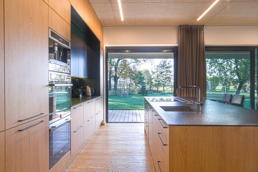 布拉格森林中的自然混凝土与木质家园-18