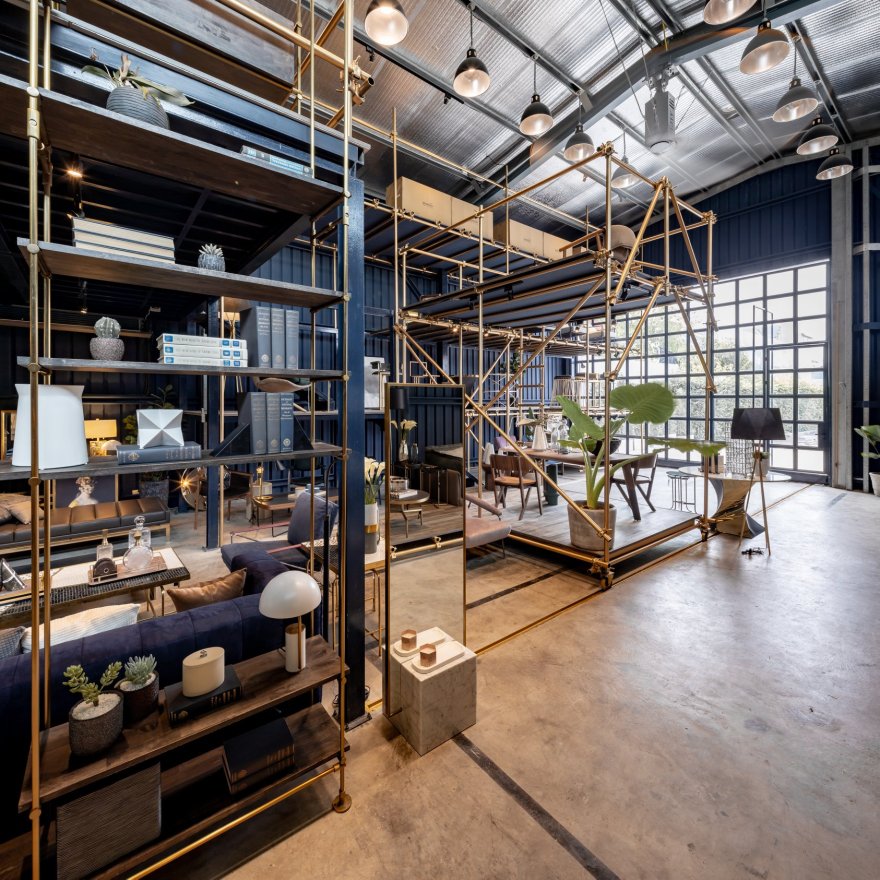 停车场角落的储存仓库变身现代家具展示厅-25