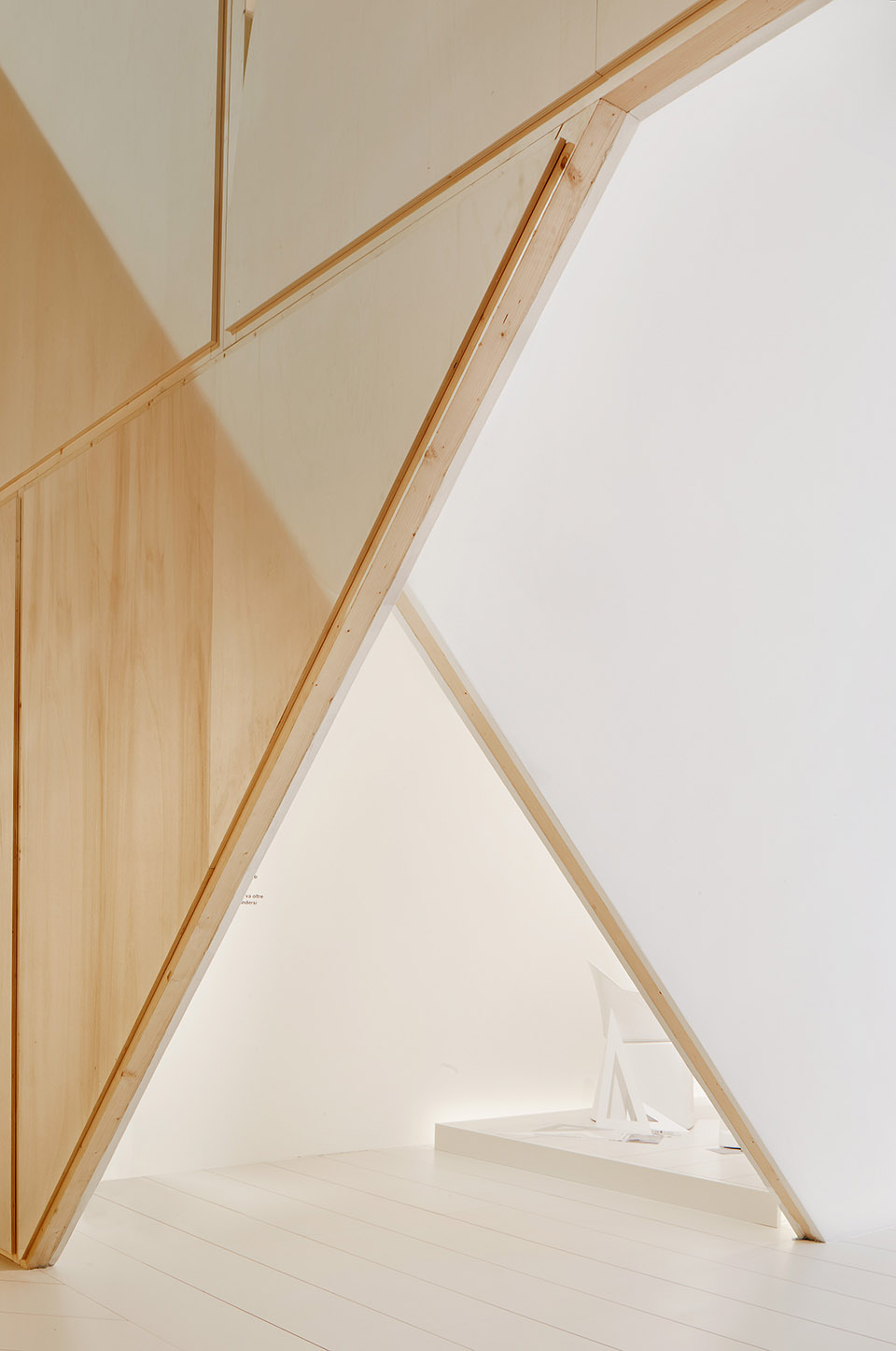 2017米兰家具展Arper展厅 / MAIO-19