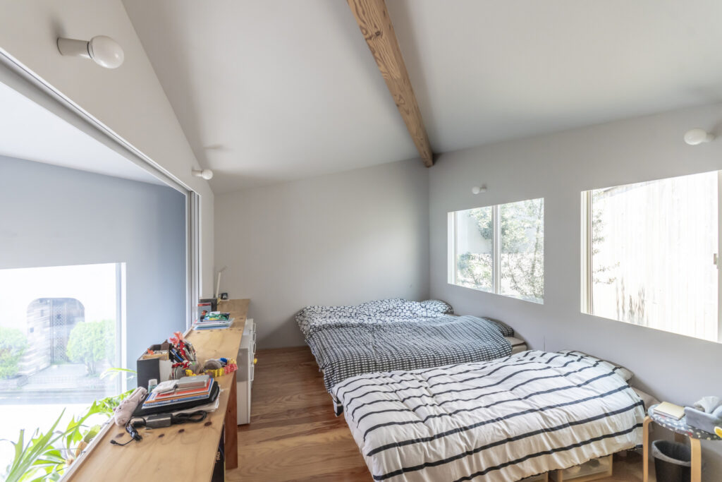 多くの緑とともに暮らす飽きの来ない家　ゆるやかにつながる空間と大きな開口でのびのびと暮らす | Architecture | 100%LiFE-6