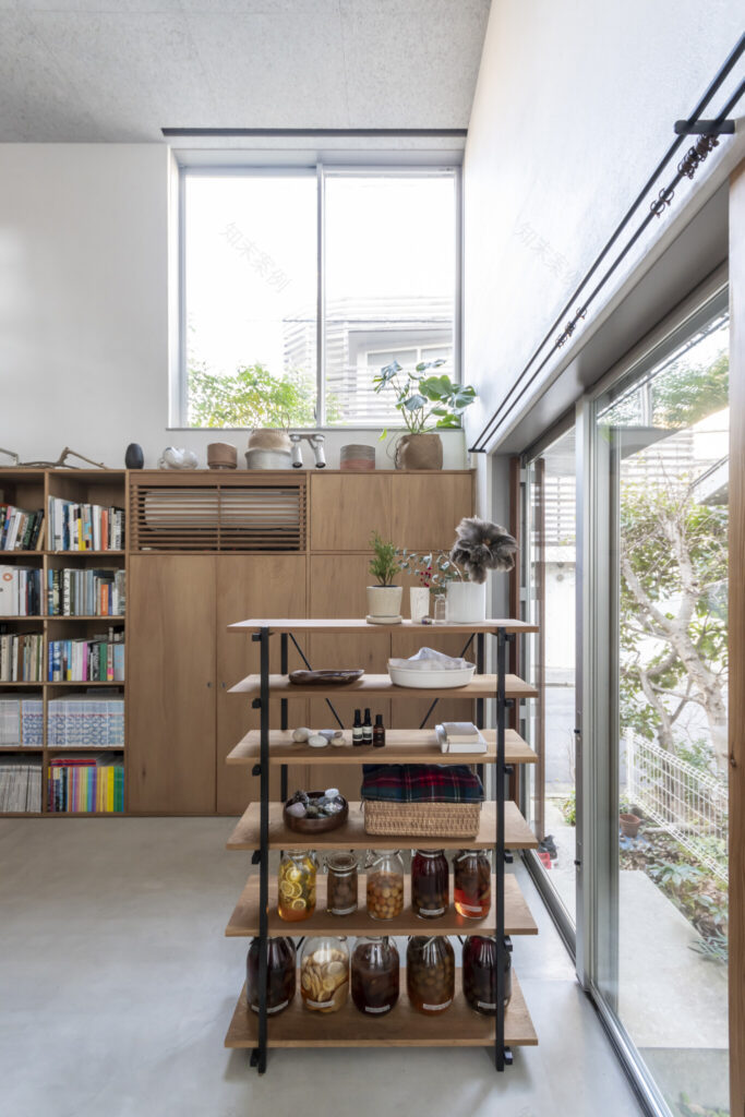 “路地庭”と“屋根庭”のある家 吹き抜けの窓を開けると心地の良い半屋外空間に | Architecture | 100%LiFE-4