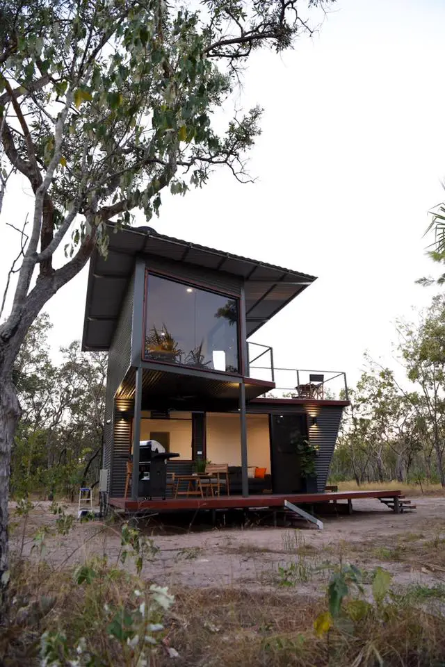 废旧集装箱变身时尚度假屋-10