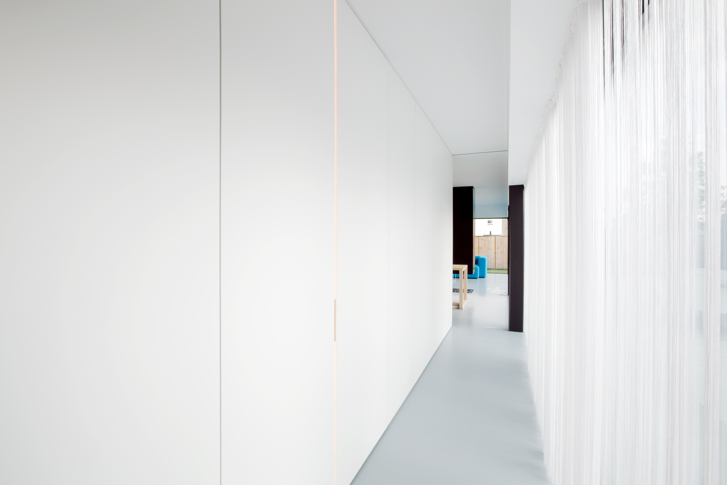 比利时小地块上的现代木构住宅-57