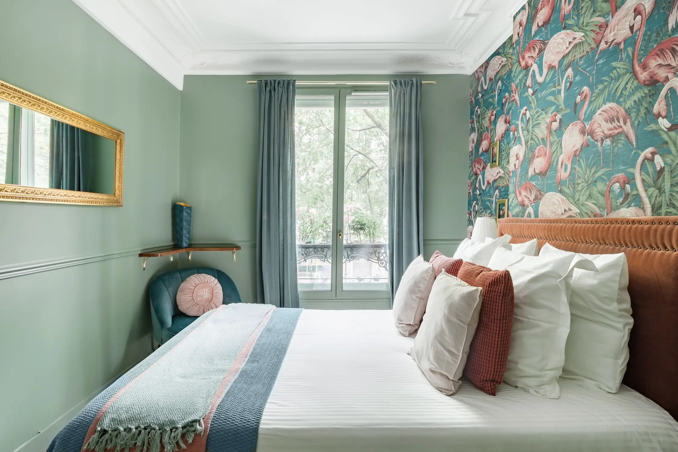 巴黎十九世纪公寓的彩色壁纸和独特设计-11