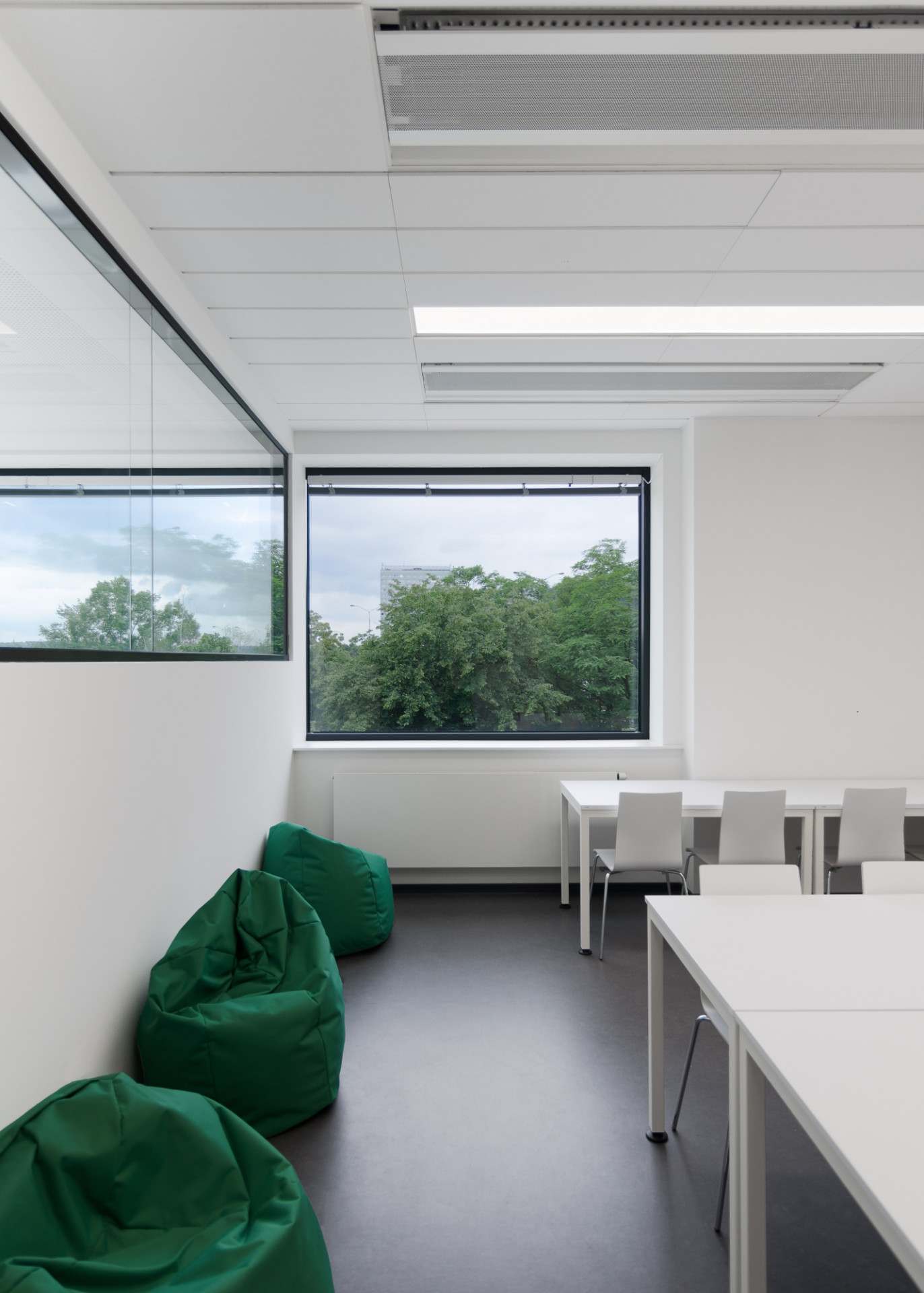      Katalog: majo architekti - Pavilon IMPAKT MFF UK
 |  EARCH.cz-61