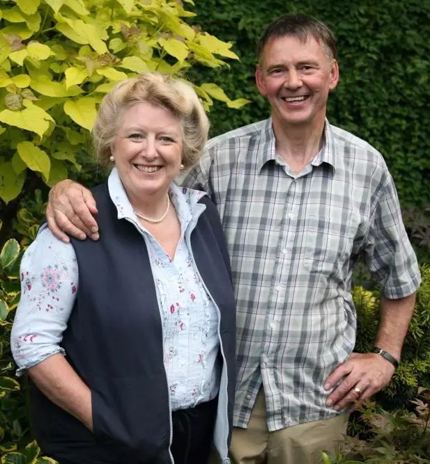 7旬夫妻用24年建绝美花园 全球花友慕名来“探花”-6