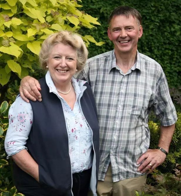 7旬夫妻用24年建绝美花园 全球花友慕名来“探花”-6