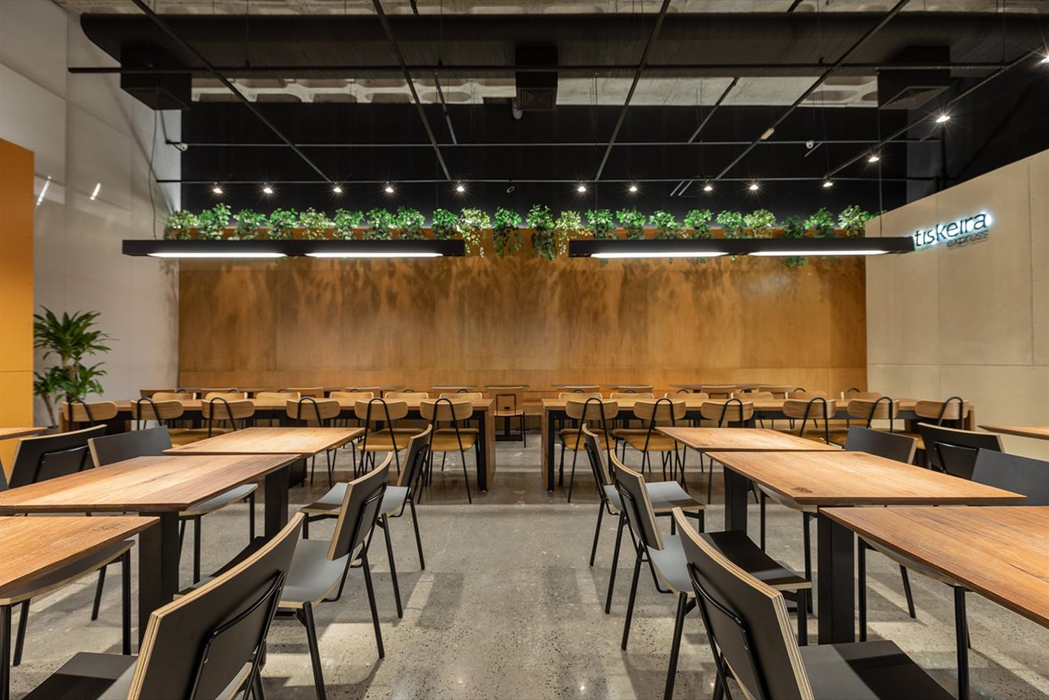 巴西 Petiskeira Express 餐厅 | 现代设计与环保材料的完美结合-12