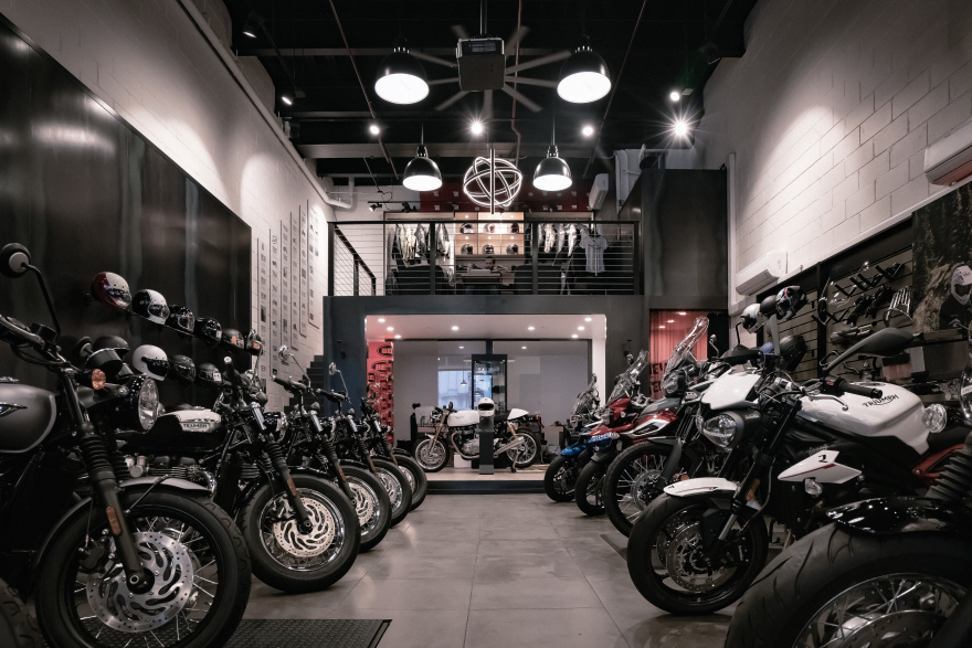 工业风与现代激情交融的 Triumph 威廉斯堡展厅-6