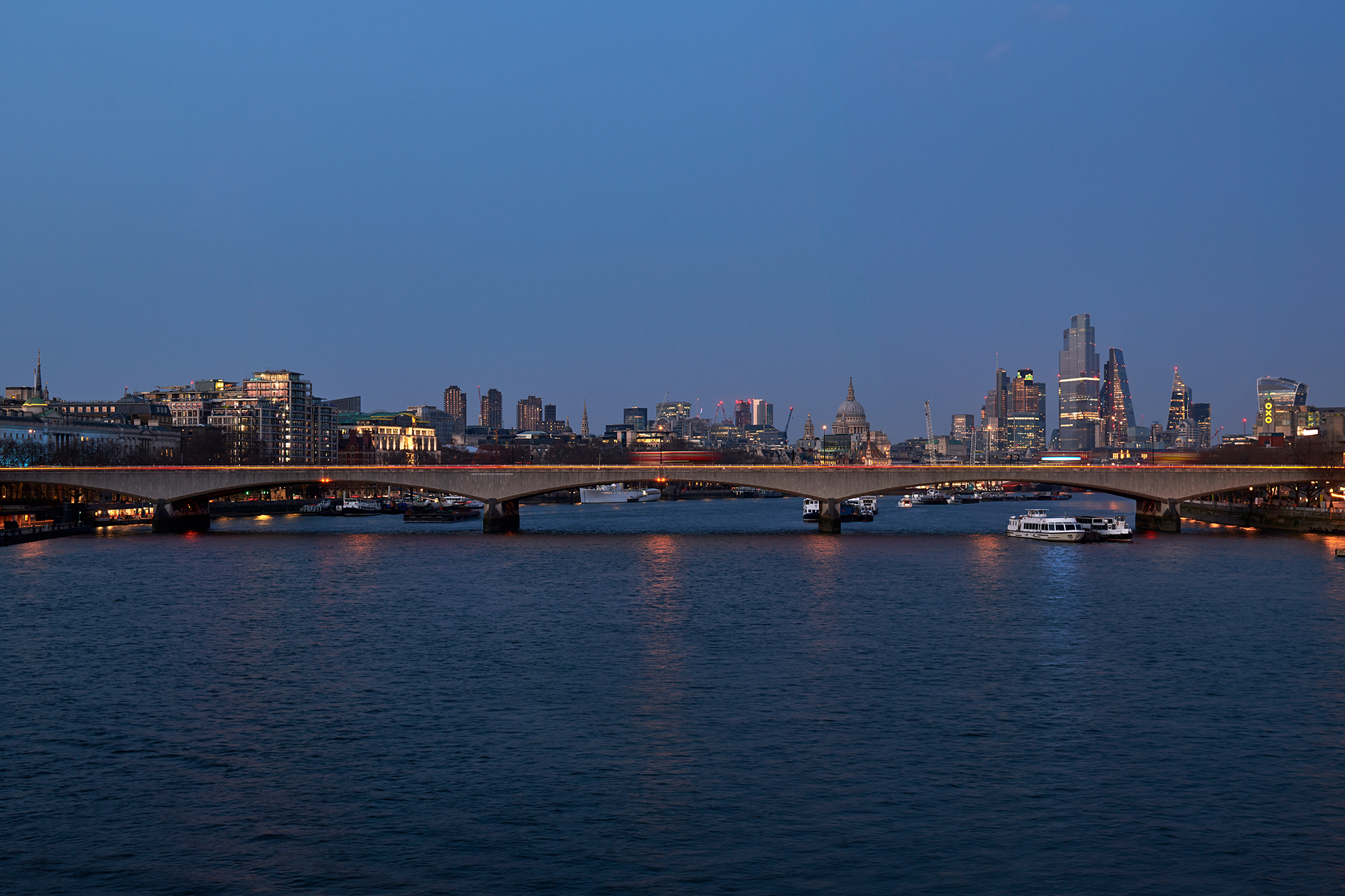 英国“光河”大型灯光装置丨英国伦敦丨Leo Villareal-40