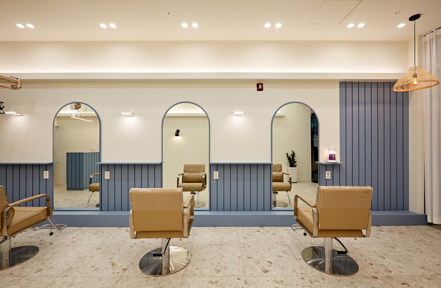 蓝色点缀的白色美容院设计-4