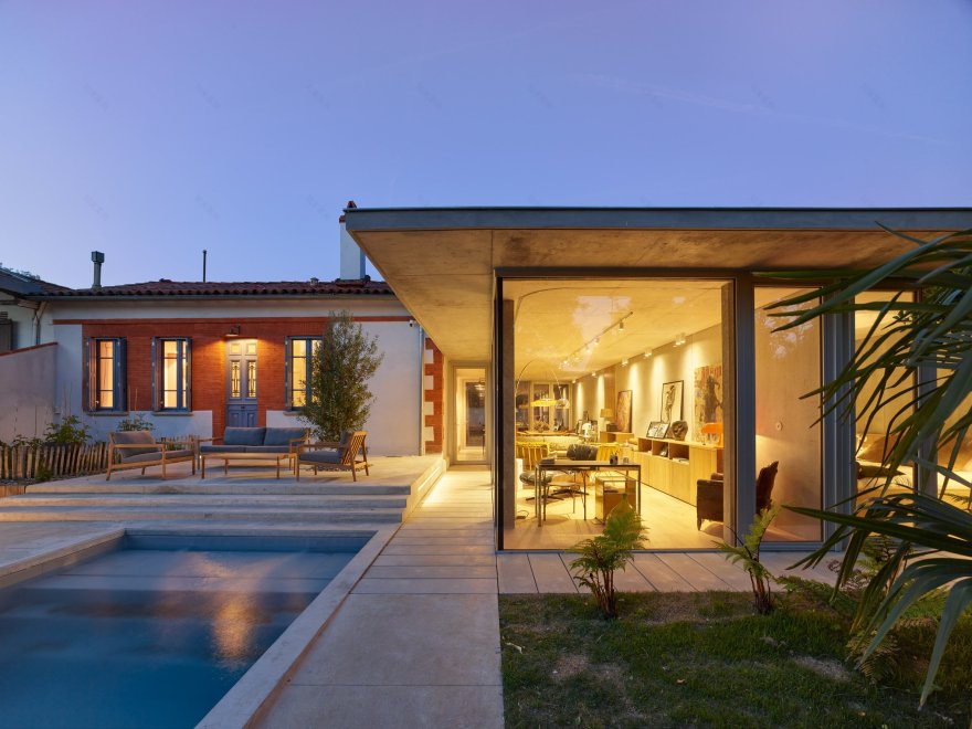 法国图卢兹现代玻璃混凝土别墅-4