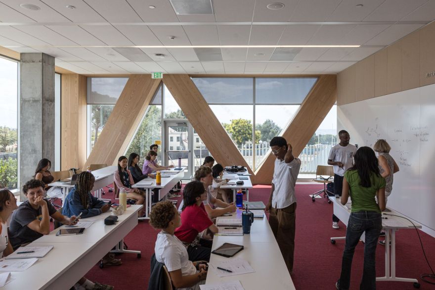 Claremont McKenna College Robert Day Sciences Center / BIG-44