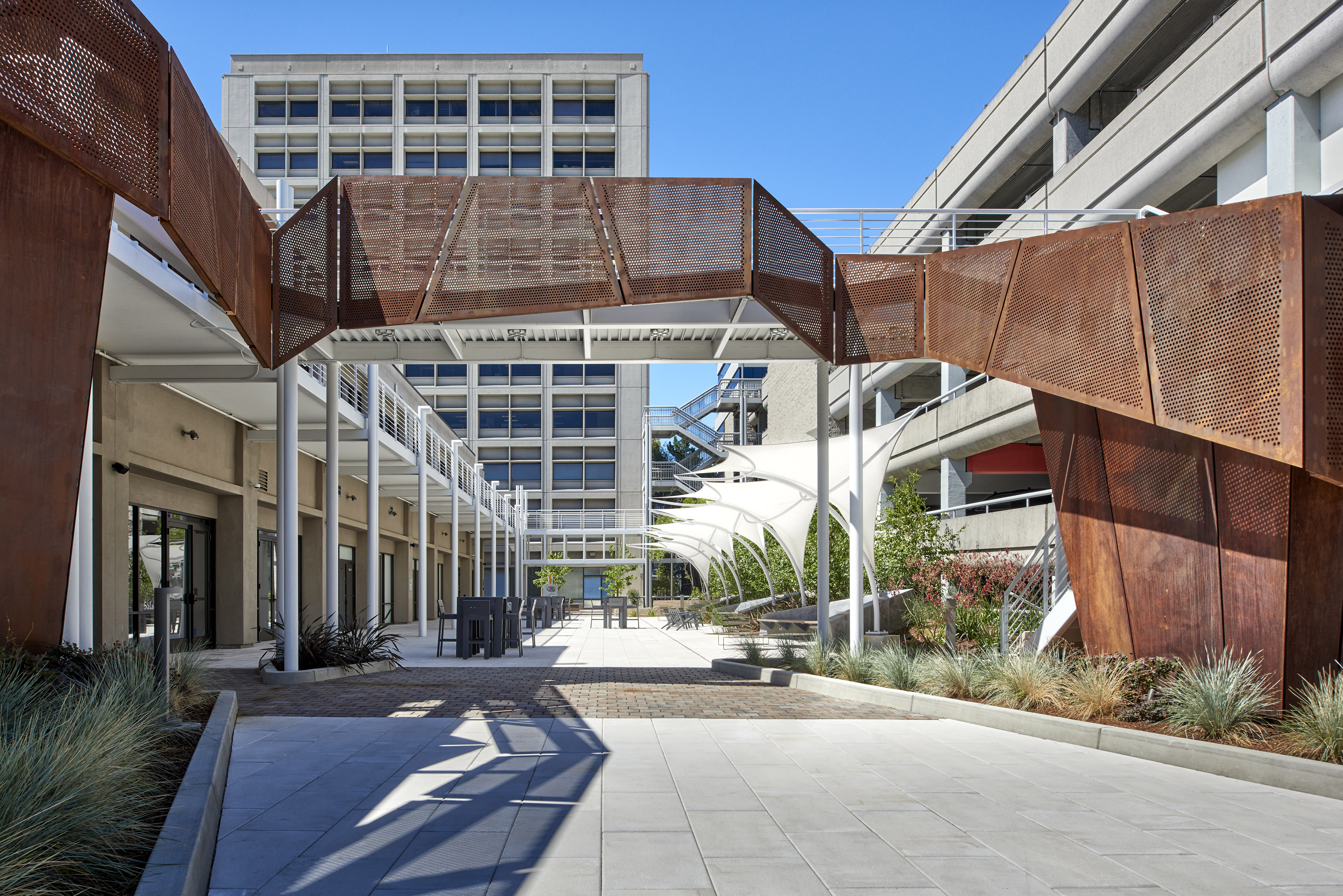 Corten Ribbon | Walnut Creek 的锈色钢铁艺术入口-15