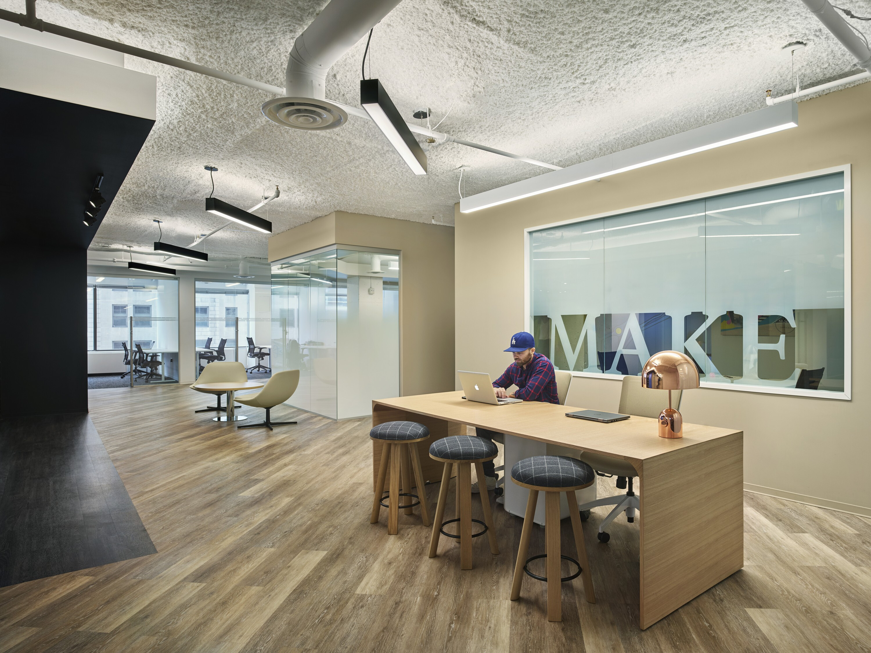 MakeOffices 办公空间 | 木纹 vinyl 地板的创意应用-23