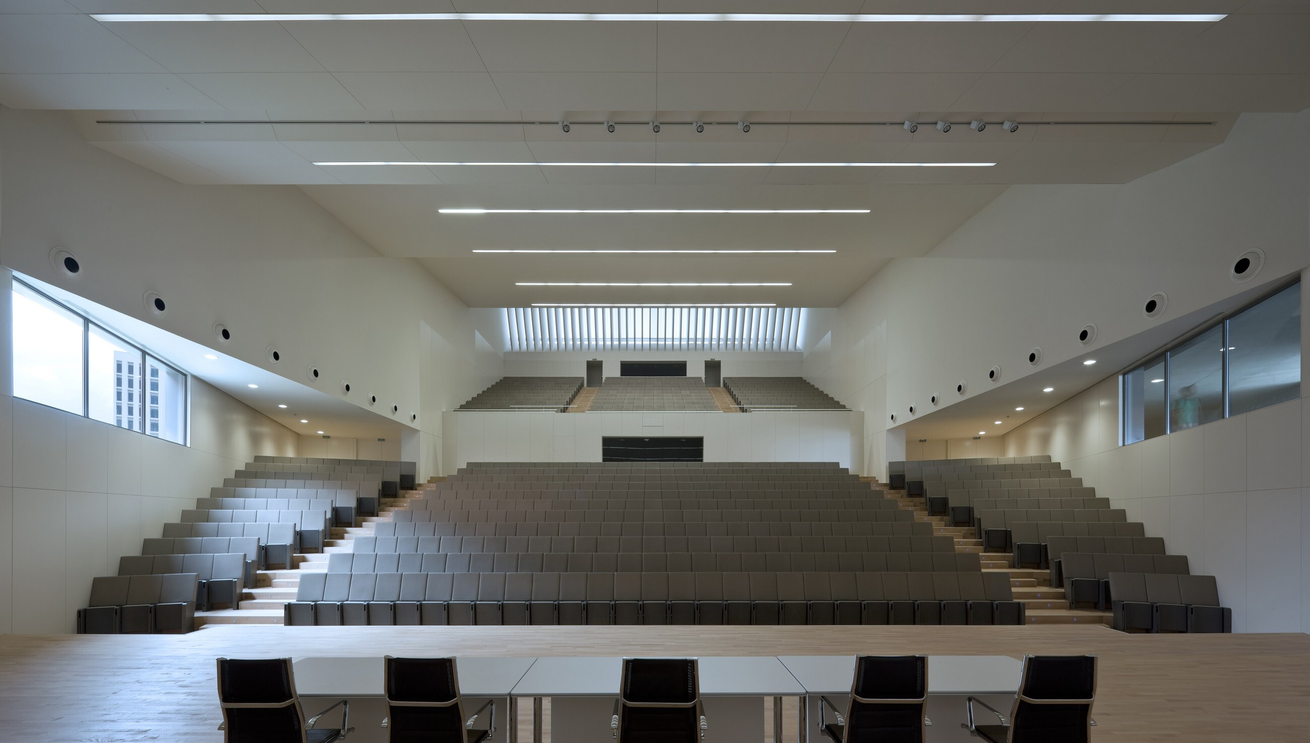 格兰纳达大学学习中心 · 有机形态的多功能空间-22