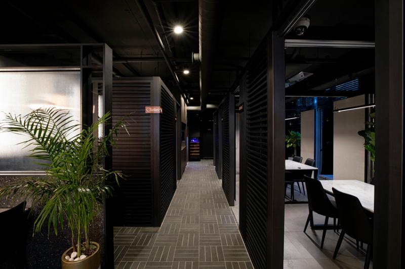 50 坪韩牛专卖店 | 现代黑色风格打造高级就餐体验-10