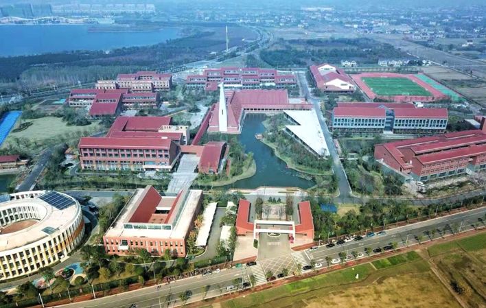 北京外国语大学附属如皋龙游湖学校的现代江南校园空间-0