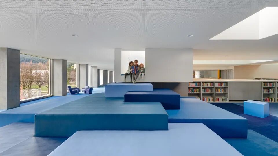 “LaBoussole”文化与旅游中心：彩色光影-77