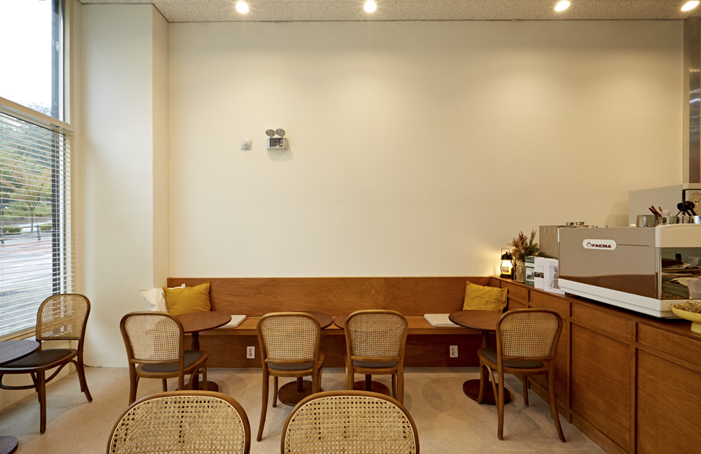 10 坪金浦咖啡厅，极简设计诠释空间魅力-6