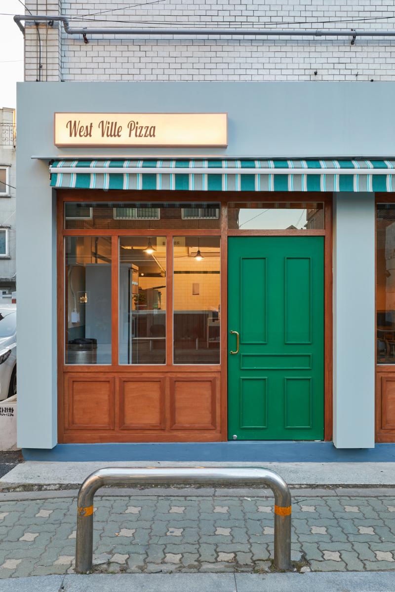 绿色铁门点缀的 12 平米个性披萨店-12