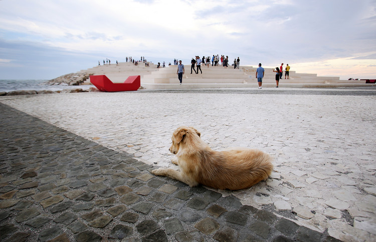 海滨废弃地变身公共空间奇迹-10