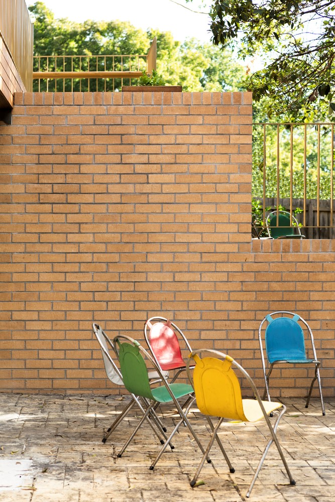 现代主义之家 | 双层仓库变多彩庆典空间-13