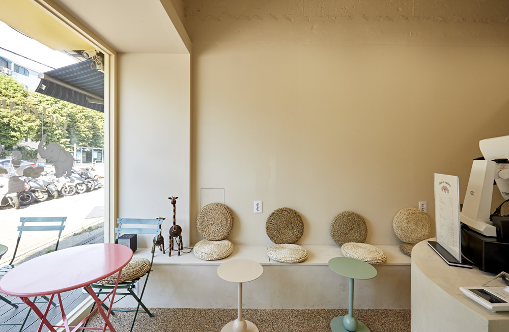 蓝色外观的 8 平米拘留室，极简主义的完美体现-7