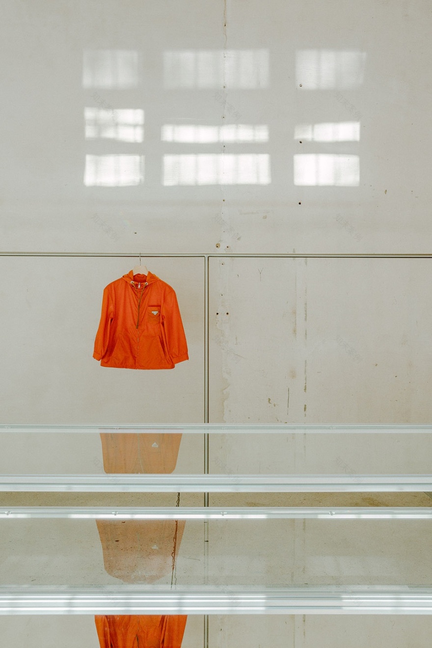 柏林 Voo Store 工业风玻璃展柜设计-12