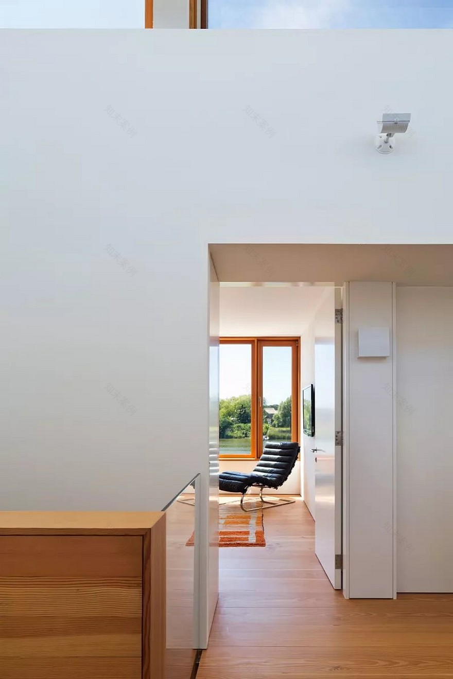 Modern Waterfront House Designed for a Family of Three Generations-22