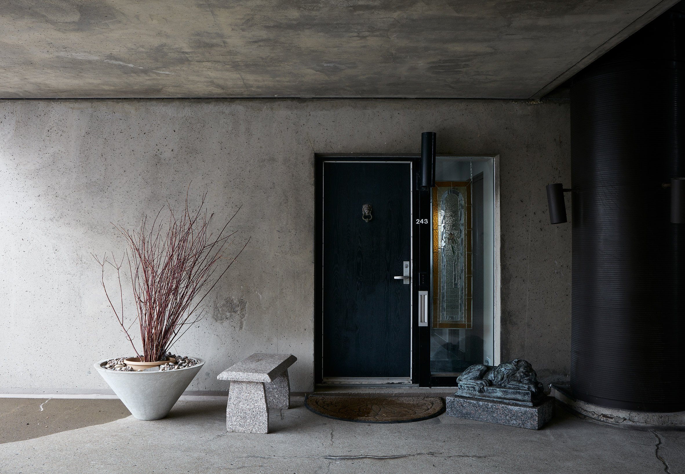 Photographs capture cats, laundry and everyday life in Moshe Safdie's Habitat 67-5