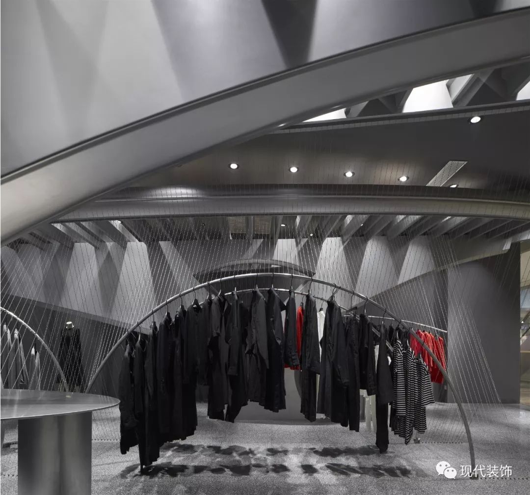 叶梹室内设计 | 充满现代感与未来感的服装体验店！-13