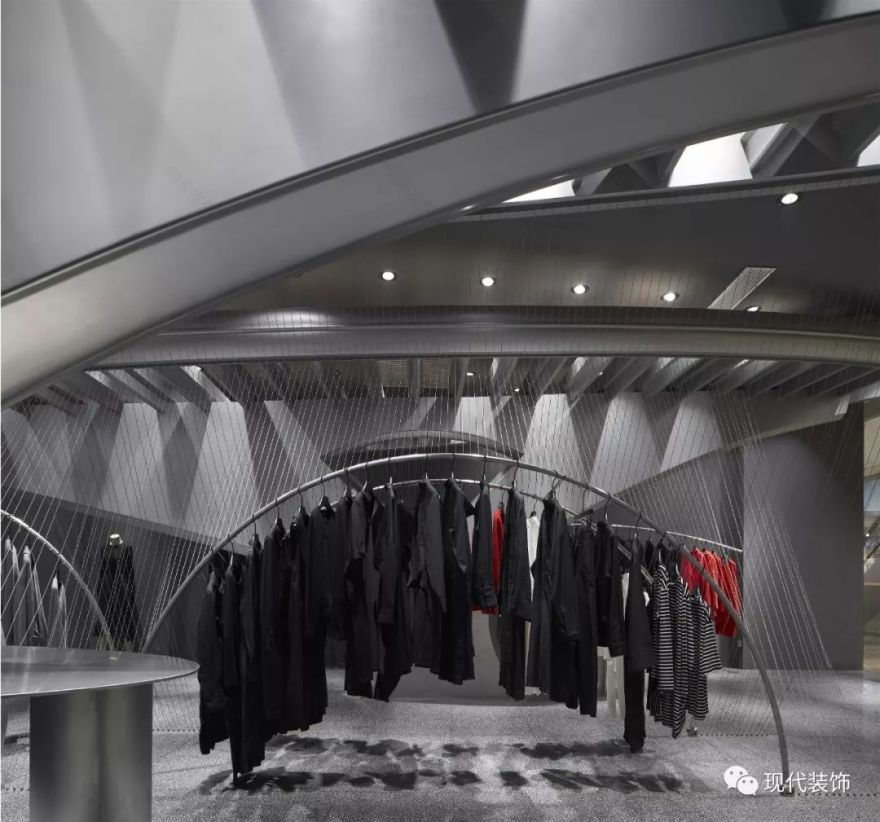 叶梹室内设计 | 充满现代感与未来感的服装体验店!-13