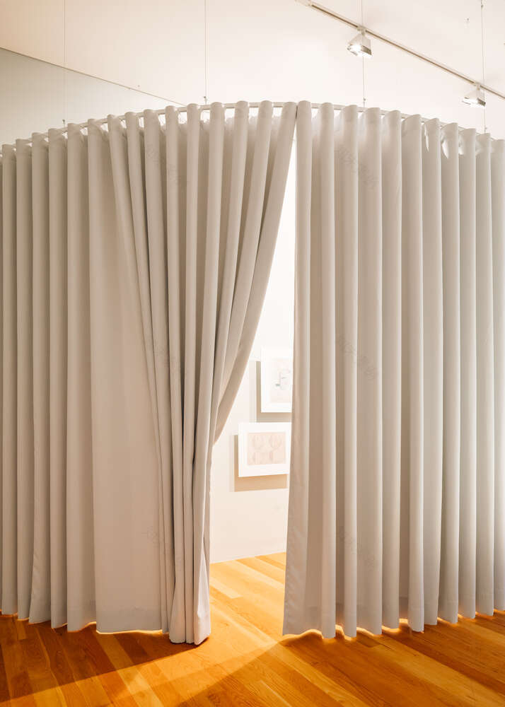 屏幕;银幕;隔板;纱窗(需结合具体语境判断最准确释义,这里按常见释义列举)
如果是在电子产品相关语境,屏幕更合适;在电影相关语境,银幕更合适;在建筑或家居相关语境,隔板纱窗可能更合适若能提供更具体语境,我将给出更精准唯一的翻译 丨葡萄牙里斯本丨BUREAU(Daniel Zamarbide等)-21