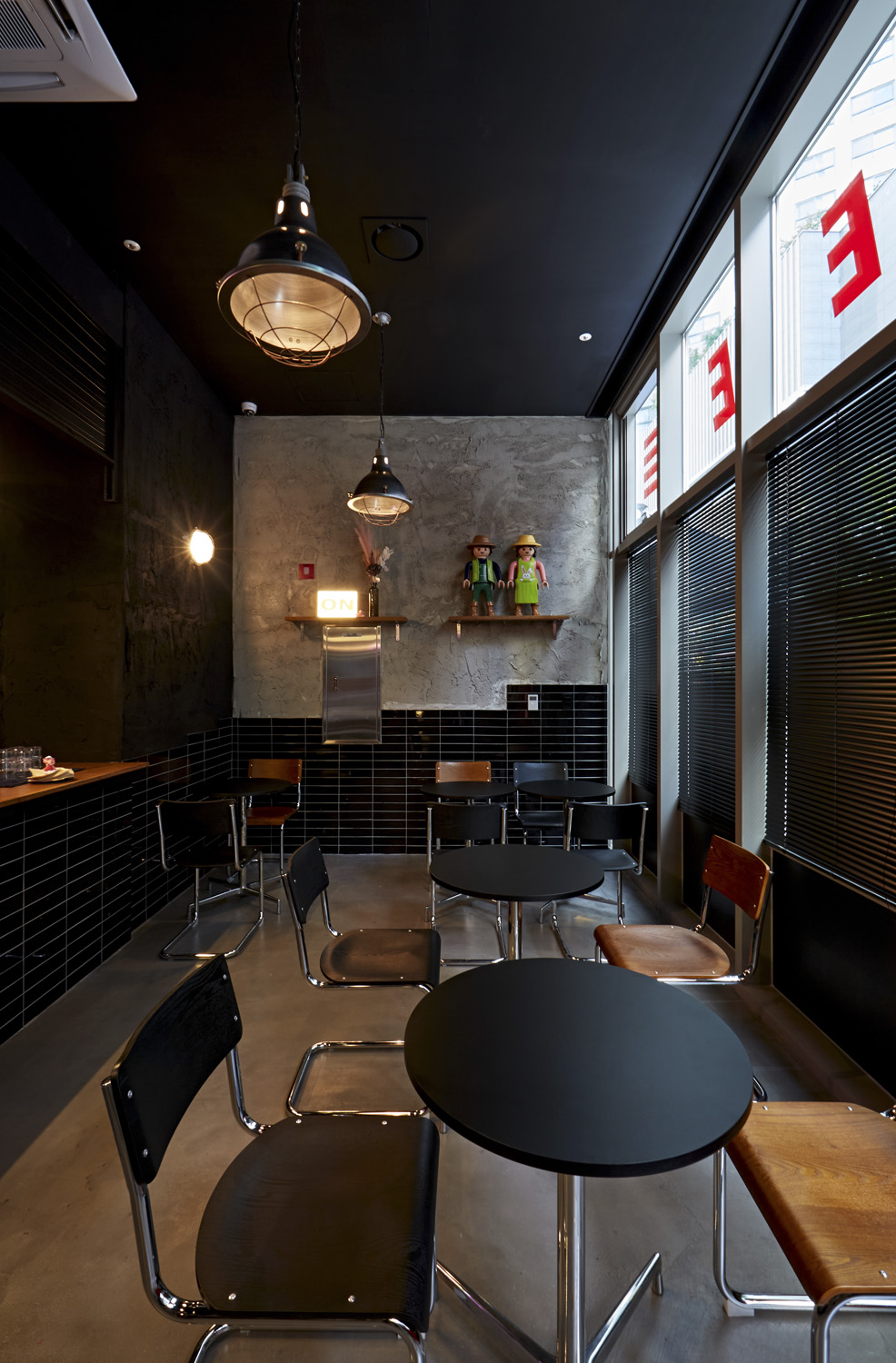 13 坪首尔咖啡厅，黑调工业风的设计魅力-12