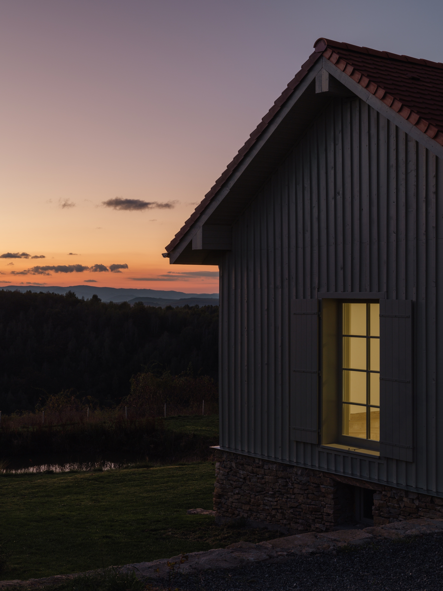 Recovery of a Country House and Barn / Vlad Sebastian Rusu and Studio 82-33