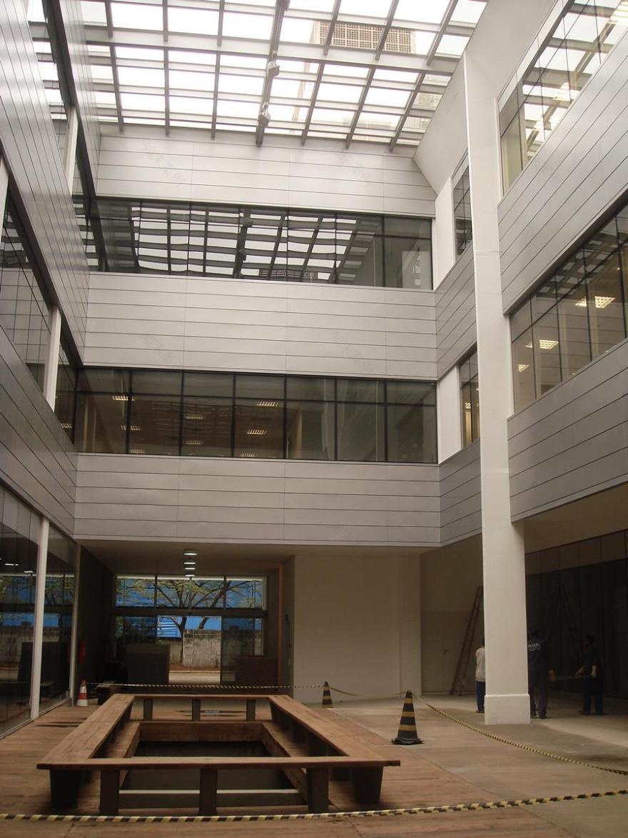 巴西 Metropole Arquitetos 打造独特 U 型庭院商业建筑-6