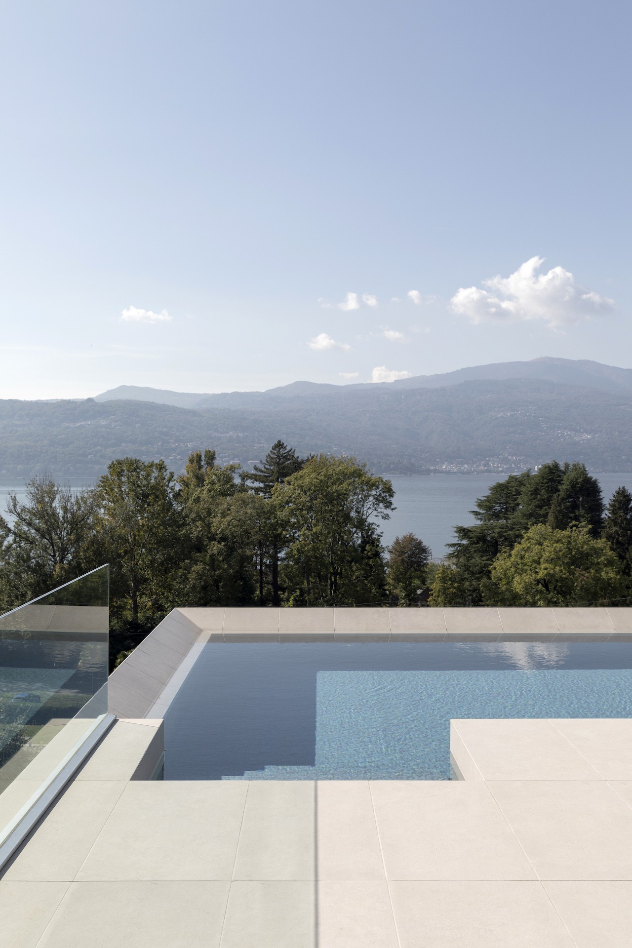 现代简约山坡别墅-7