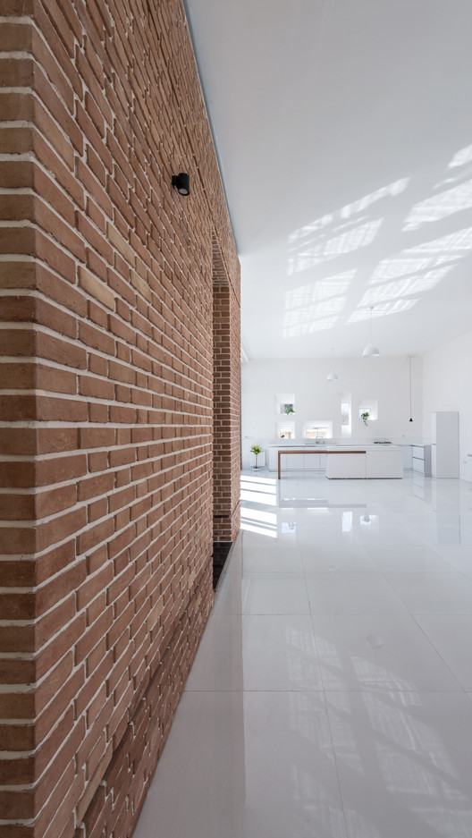 伊朗纳坦兹郊区简约别墅设计-17