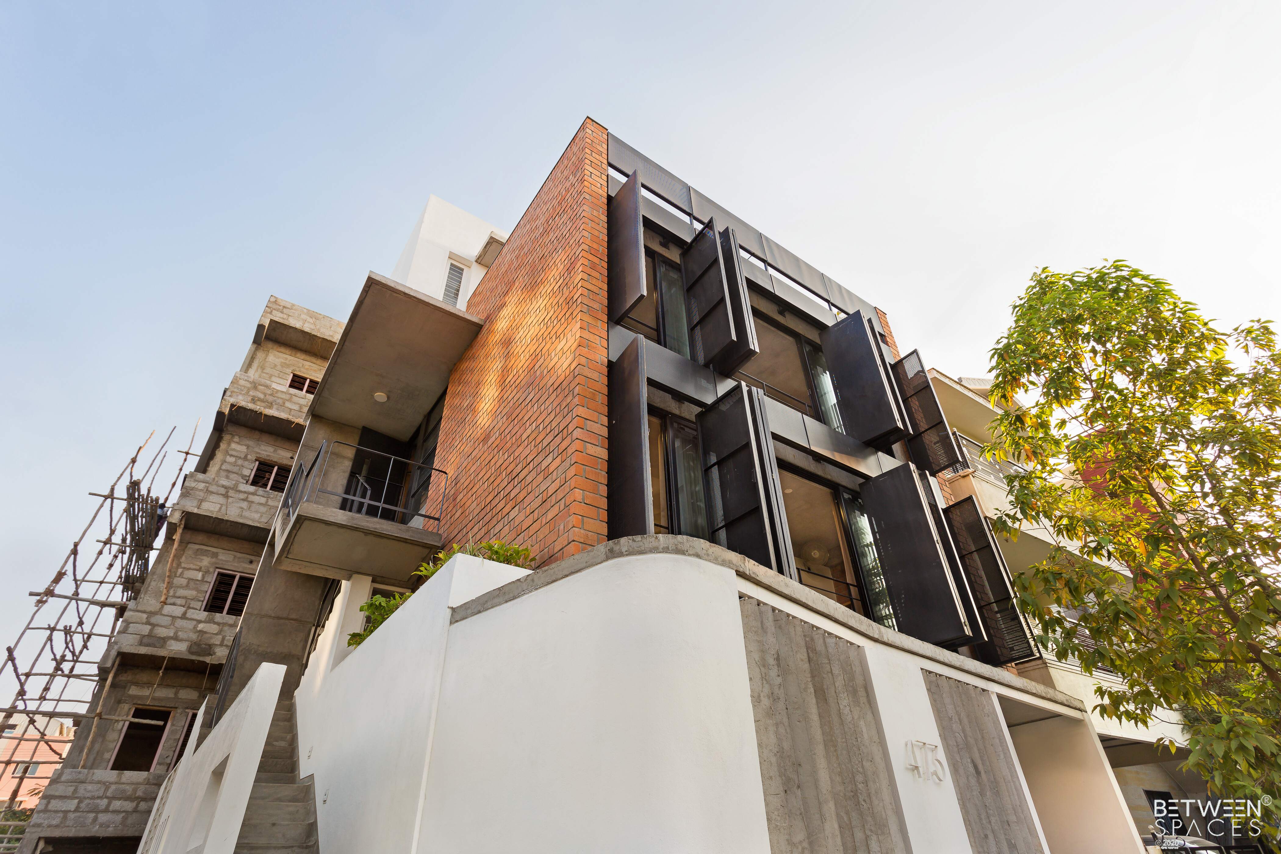 融入城市景观的简约办公空间设计-8