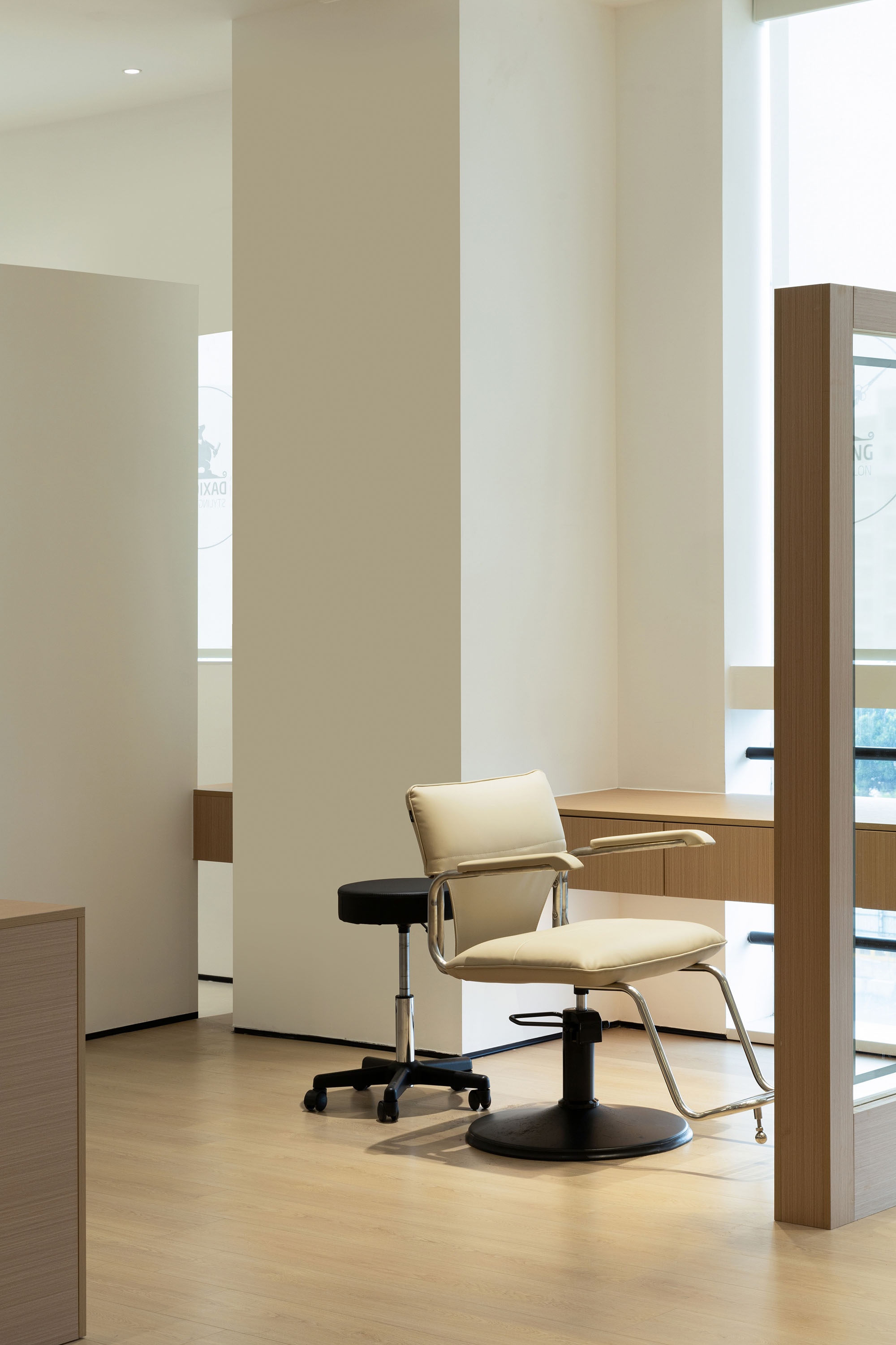 DX 理发店丨几塑空间设计-24