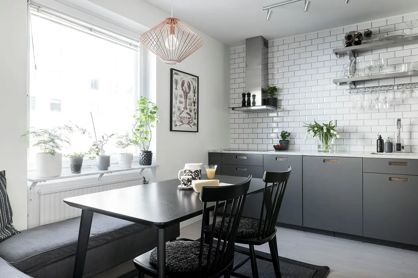 60 年代瑞典公寓里的深色 velvet sofa 和 Scandinavian 设计-12