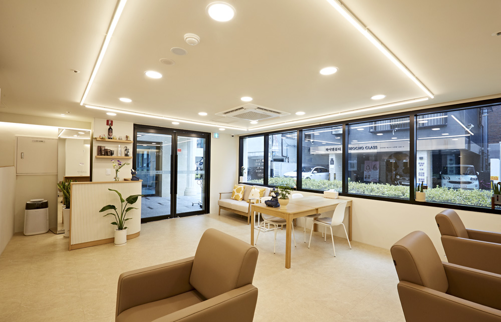 12 平米美妆室的现代白色风格设计-9