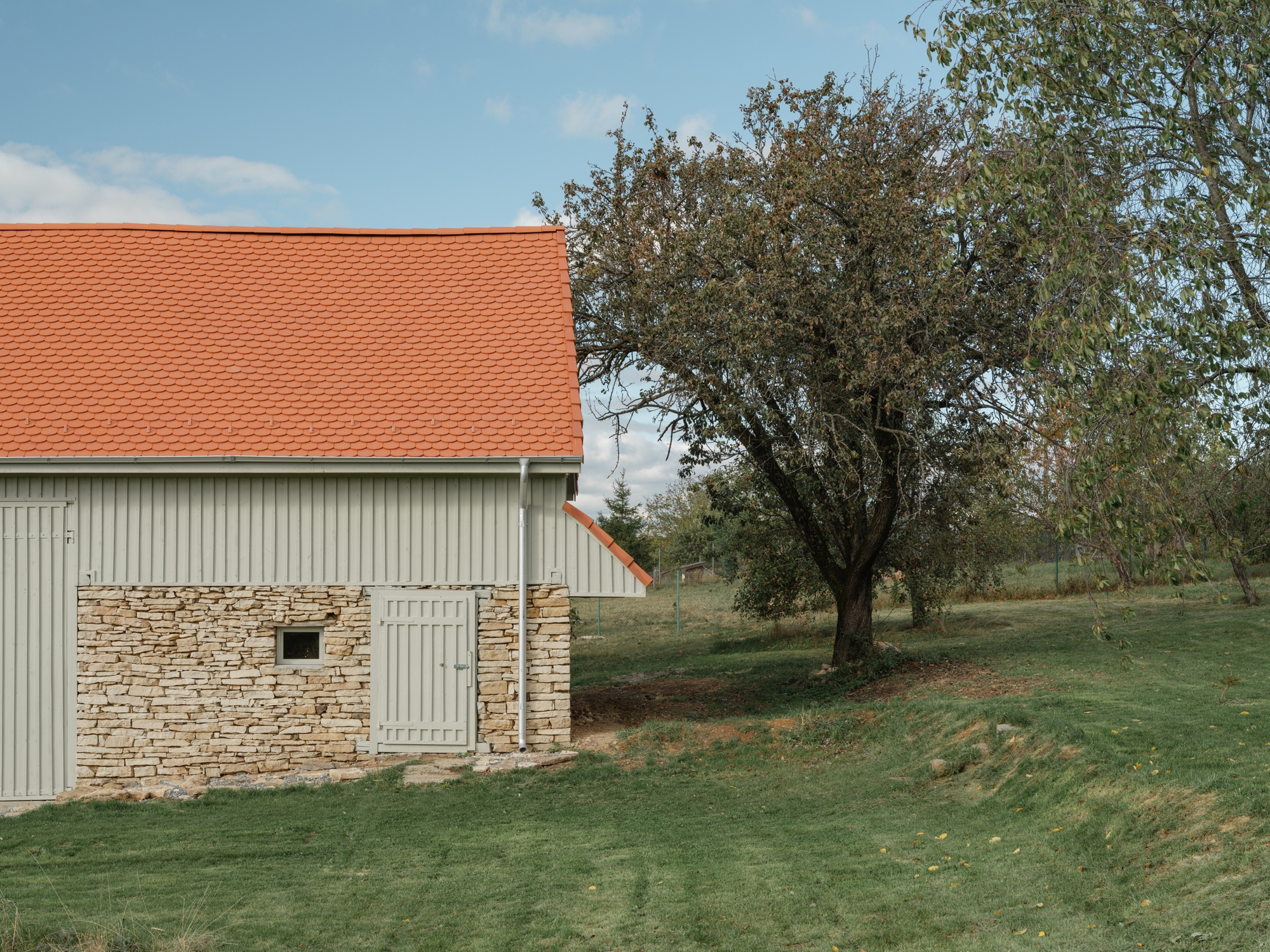 Recovery of a Country House and Barn / Vlad Sebastian Rusu and Studio 82-35